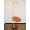 Detal drewnianego stolika w lampie vintage z lat 40.